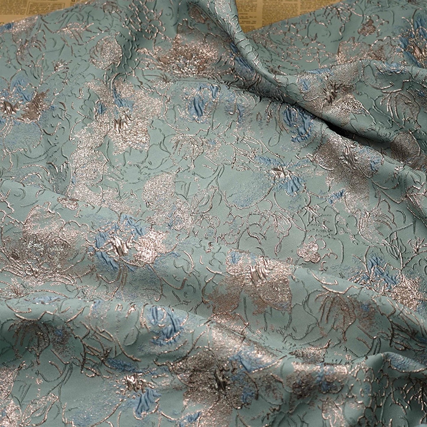 Tissu jacquard floral à fil doré : revêtement d’ameublement coloré en 3D, 137 cm de large