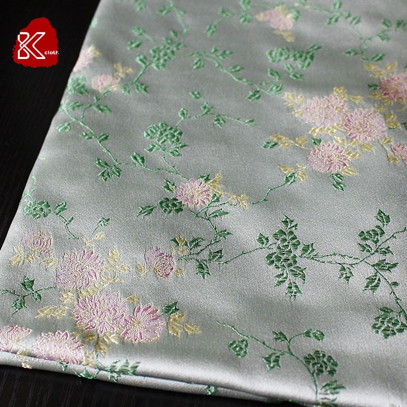Tissu brocart chrysanthème vintage : mélange de satin et de soie de 75 cm de large