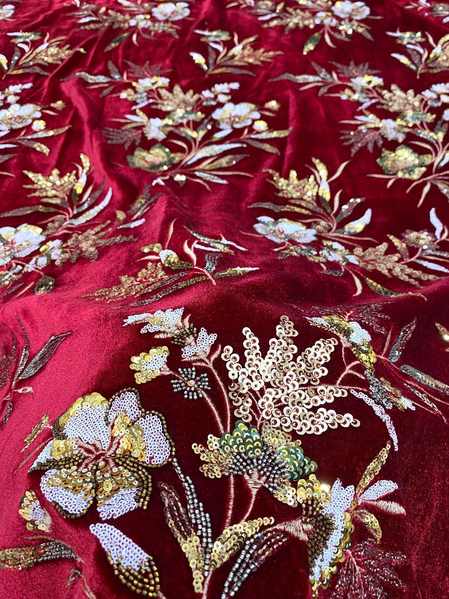Tissu velours brodé de sequins ��� Motifs floraux Desi" Large
