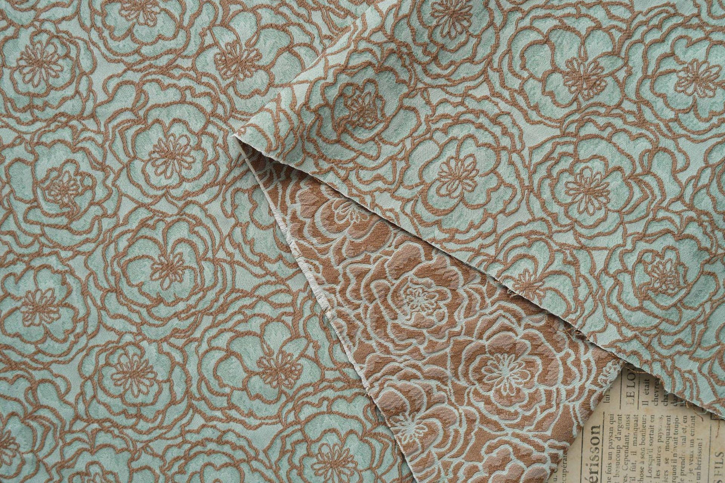 Tissu jacquard floral à fil doré : ameublement 3D, costumes et couture - 140 cm de large