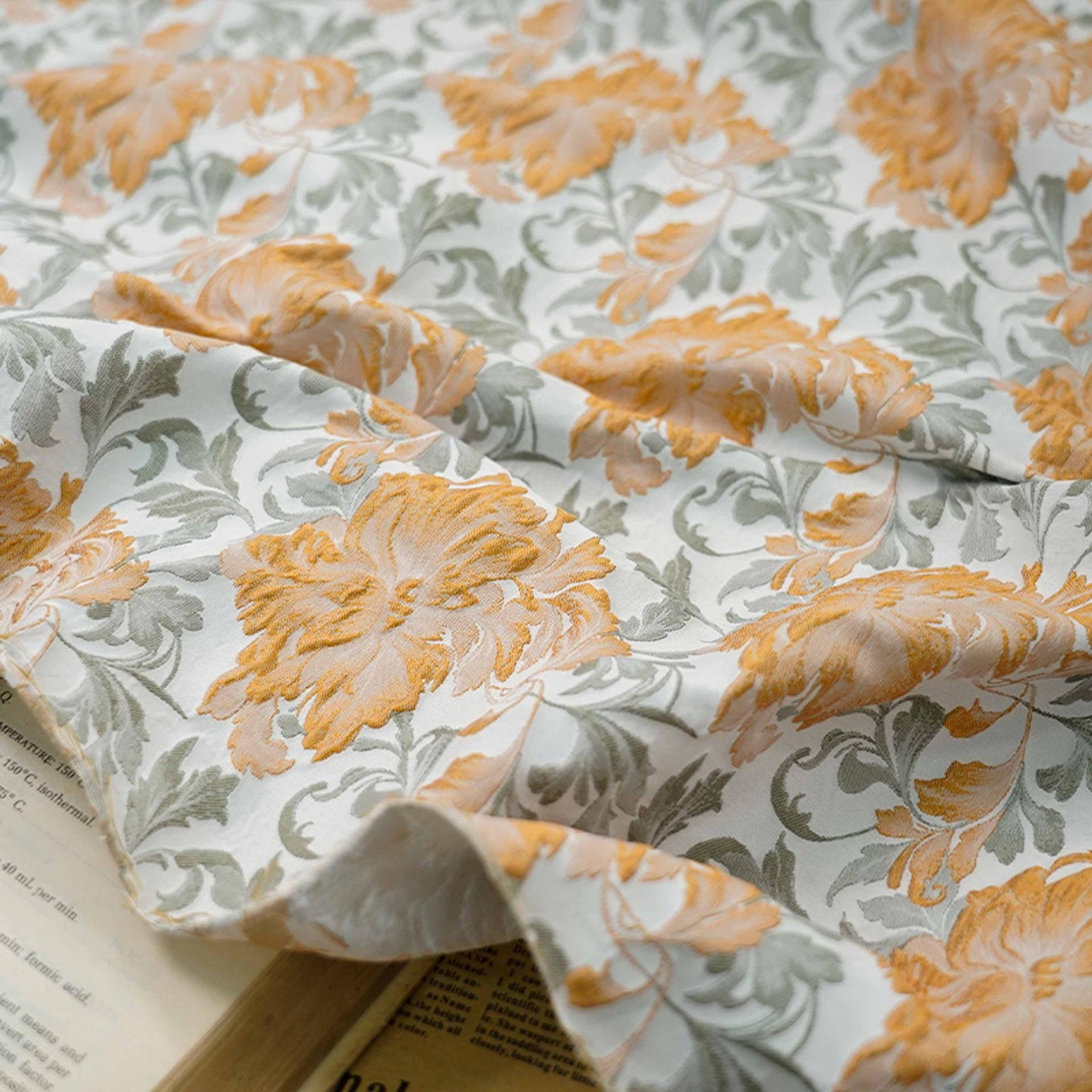 Tissu jacquard fleuri en relief : ameublement rétro, robe, rideau - 160 cm de large