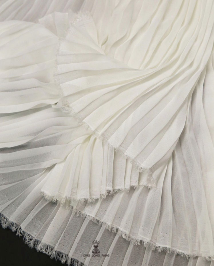 Tissu mousseline plissé : texture crêpe pressée à la main, 150 cm de large