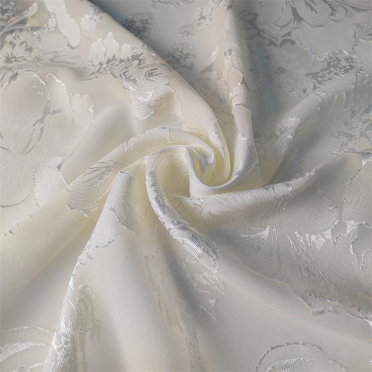 Tissu organza à fil argenté : texture jacquard 3D en relief - 145 cm de large