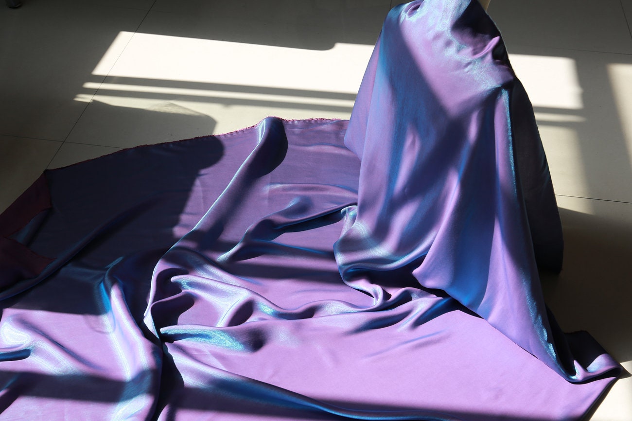 Tissu soyeux brillant et glacé : effet dégradé scintillant, largeur 147 cm, vendu au mètre