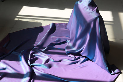 Tissu soyeux brillant et glacé : effet dégradé scintillant, largeur 147 cm, vendu au mètre