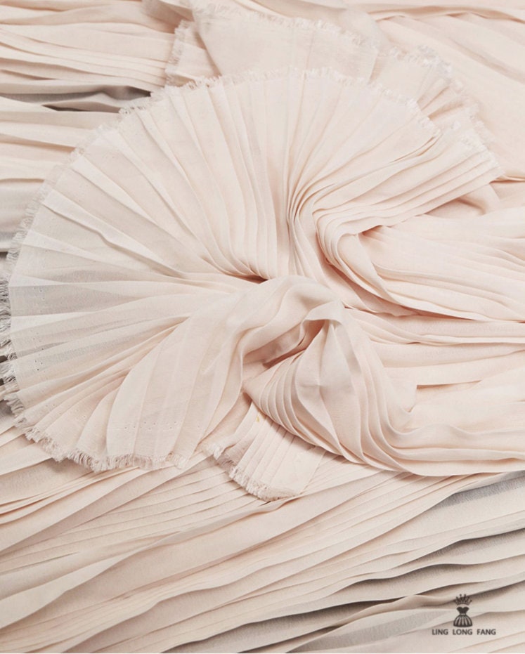 Tissu mousseline plissé : texture crêpe pressée à la main, 150 cm de large