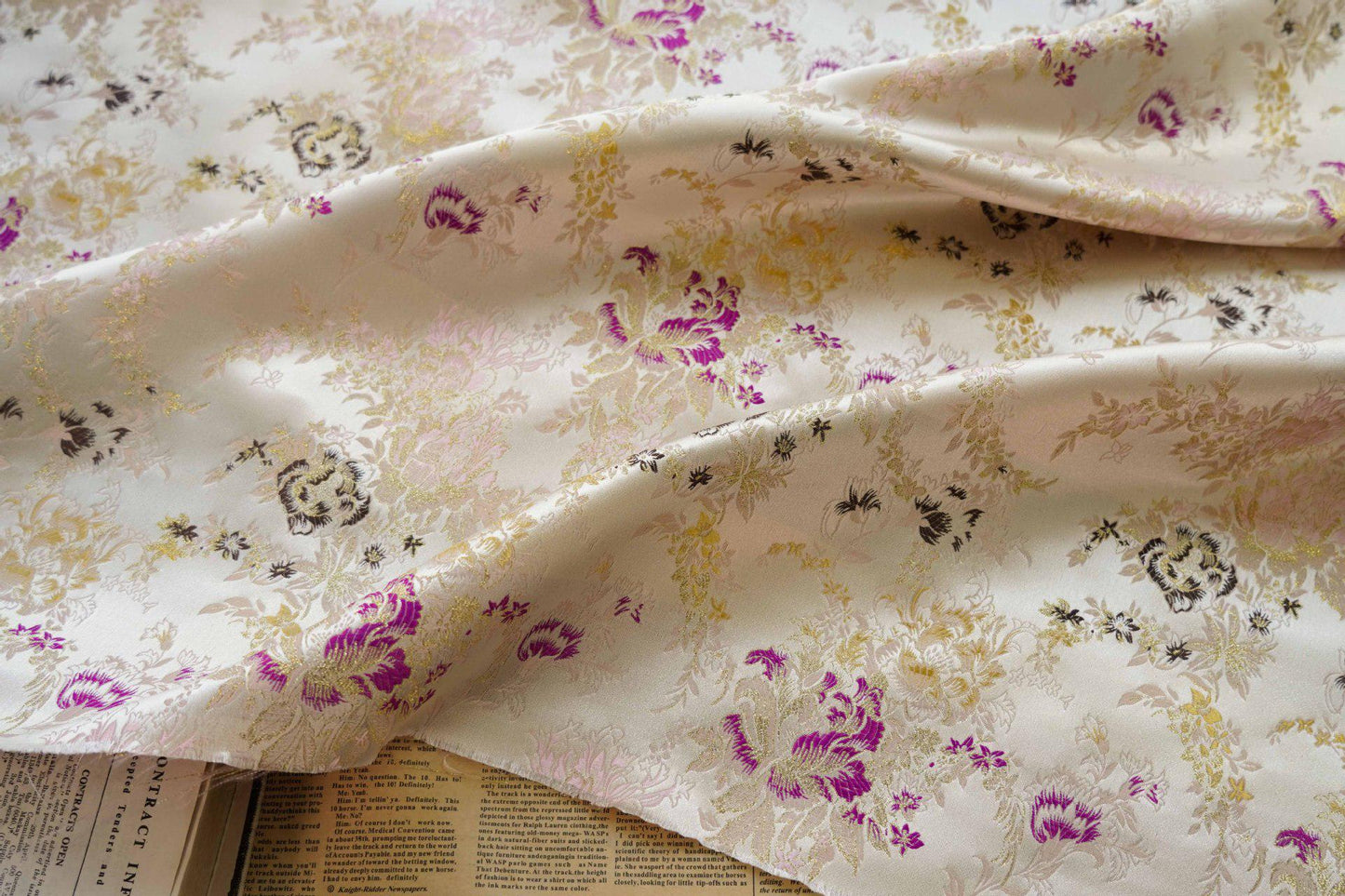 Tissu Jacquard Palais Beige et Or : Coton damassé gaufré, 165 cm de large
