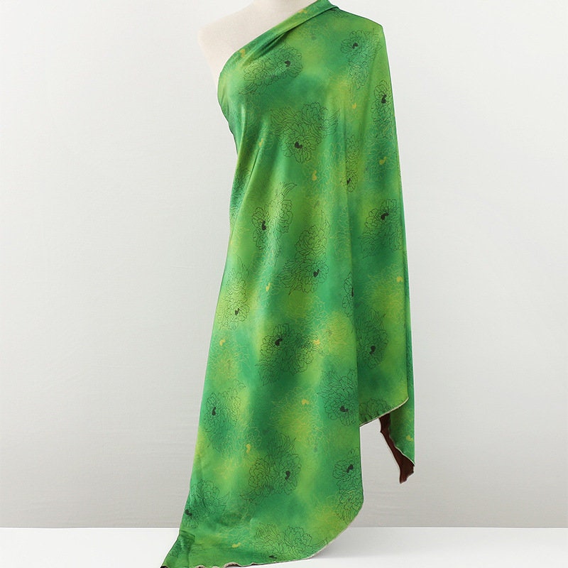 Tissu à imprimé floral pivoine : mélange de polyester et d’élasthanne vert à motifs botaniques, 150 cm de large