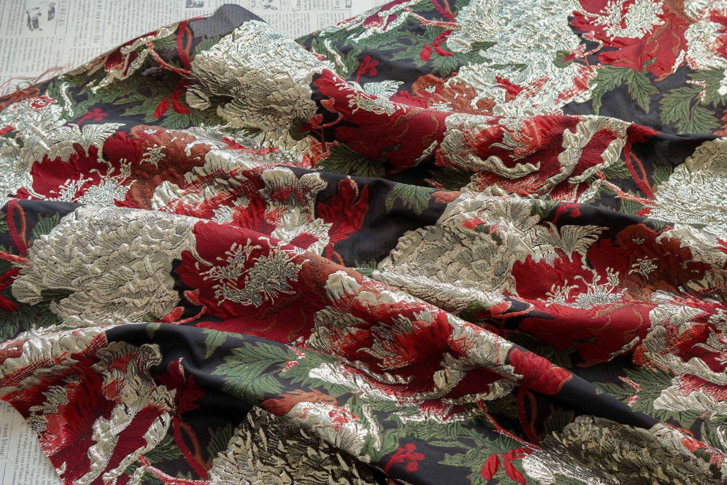 Tissu brocart pivoine 3D avec fils d'or : Jacquard vintage, 142 cm de large