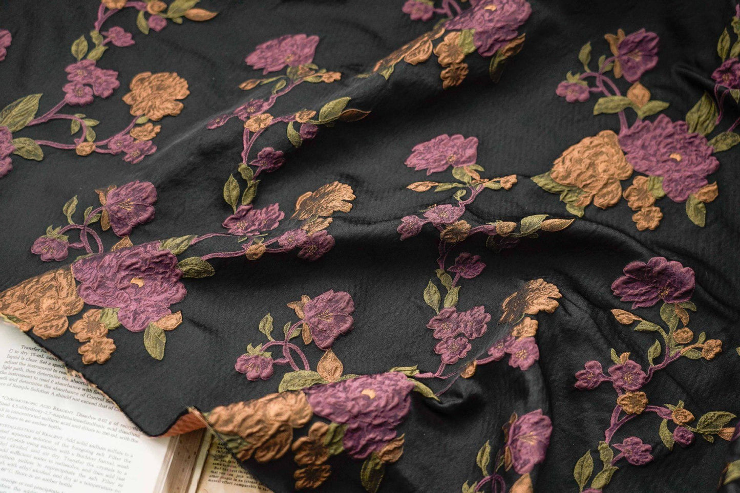 Tissu jacquard à motif floral et fils dorés : Tissu de créateur Vintage Palace, 147 cm de large