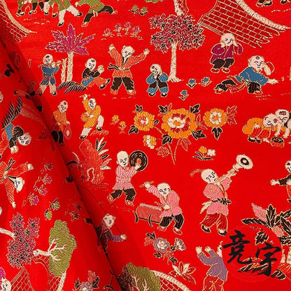 Brocart chinois rouge et or : motif de peintures anciennes, 150 cm de large