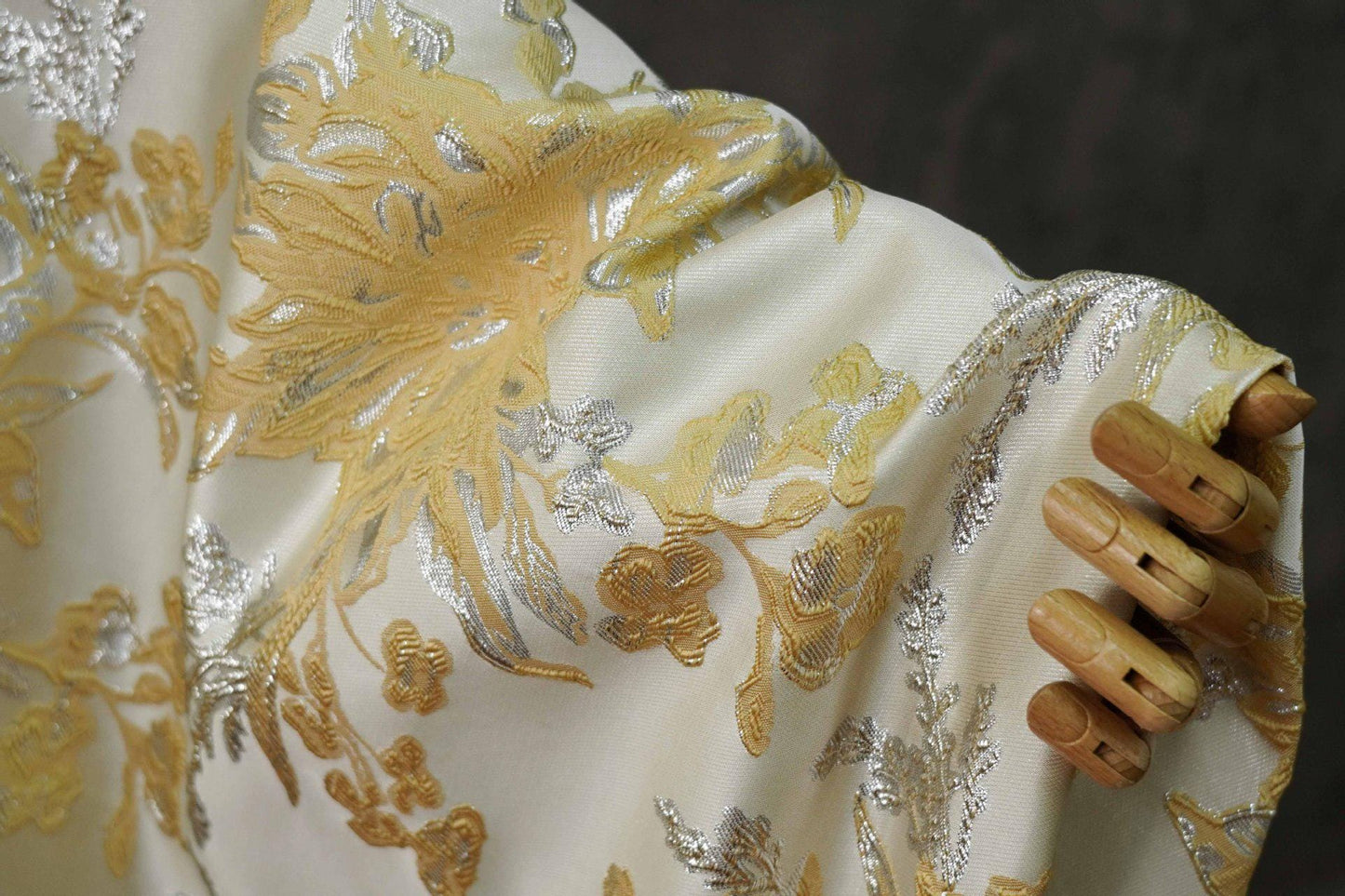 Tissu jacquard à motif floral : texture 3D à fil argenté, largeur 135 cm