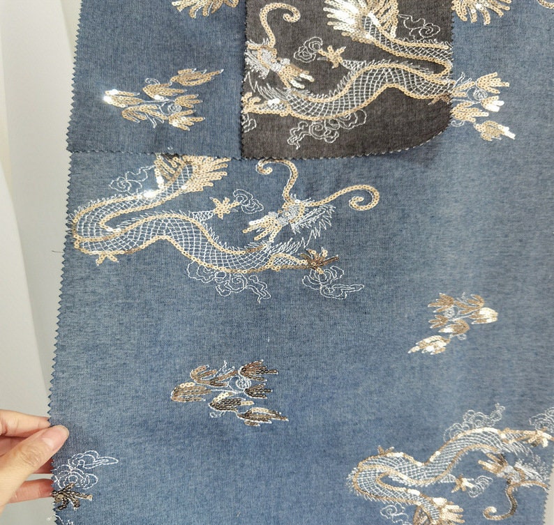 Tissu denim brodé de dragons : coton tissé jacquard, 124 cm