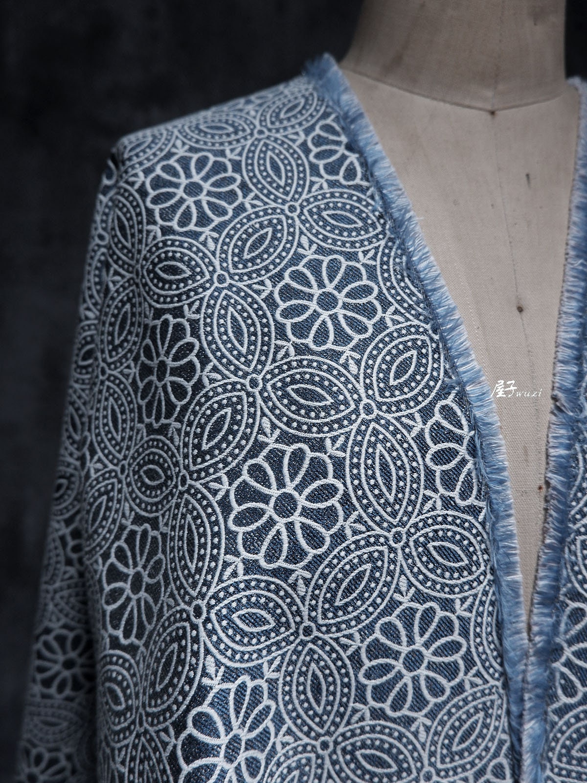 Tissu denim jacquard à motif floral : Matière première pour la couture, 145 cm