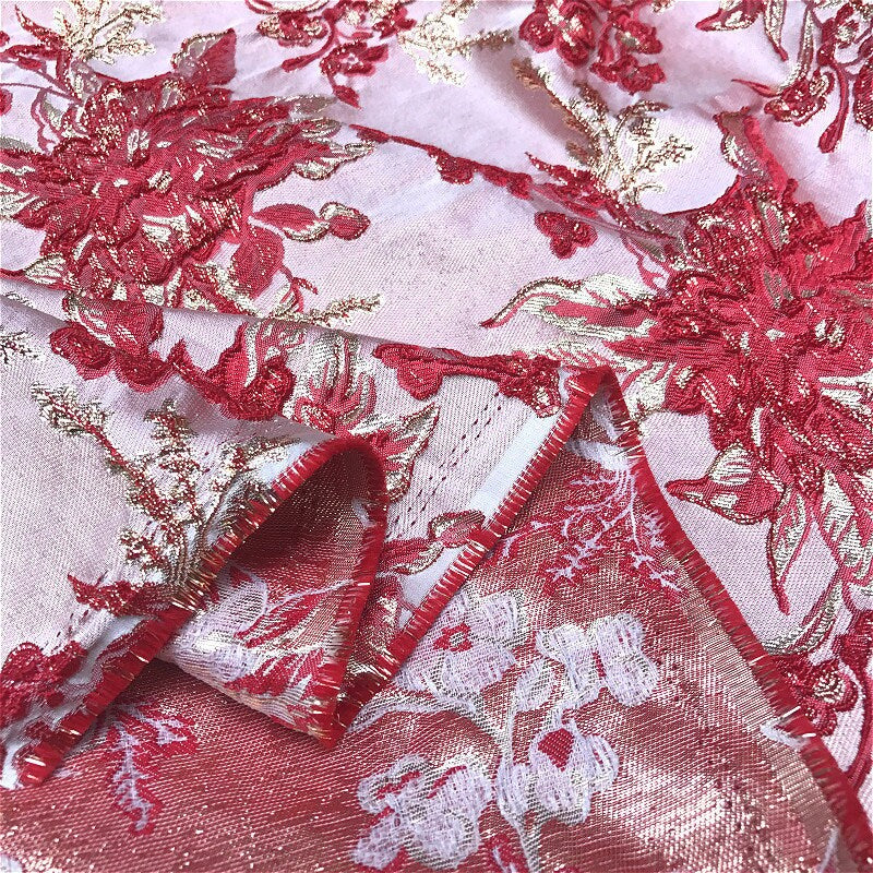 Tissu satiné damassé métallisé : jacquard à motif floral 3D, largeur 145 cm