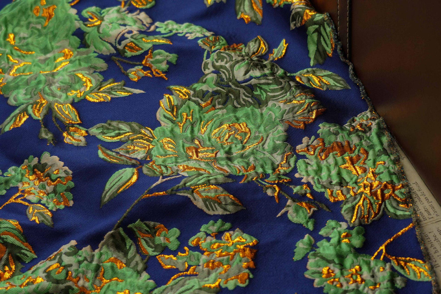 Tissu jacquard floral à fils dorés : revêtement d'ameublement design vert et bleu - 140 cm de large