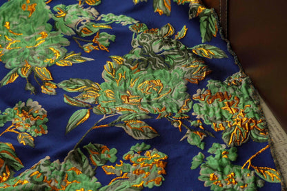 Tissu jacquard floral à fils dorés : revêtement d'ameublement design vert et bleu - 140 cm de large