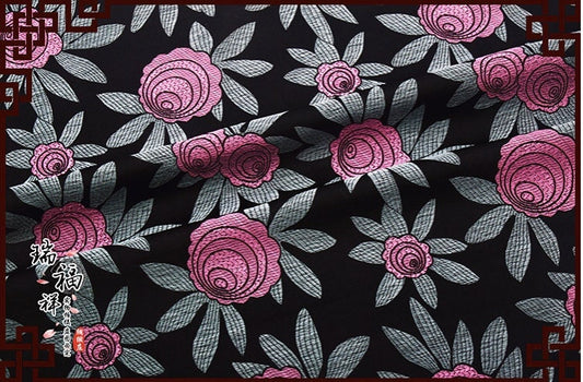Tissu brocart de soie à motif floral : roses roses, fond noir (vendu au mètre)
