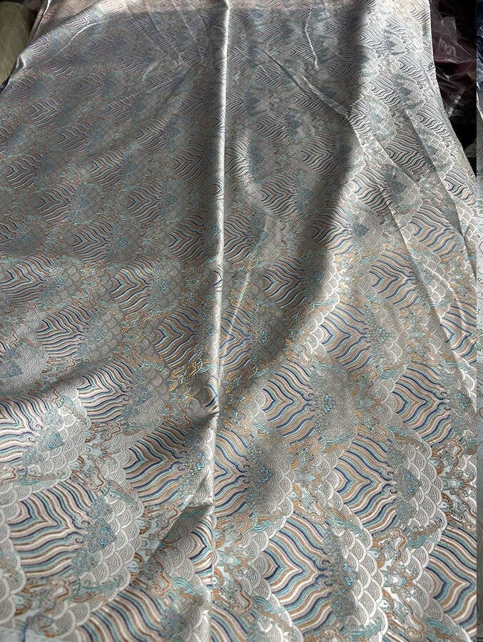 Tissu brocart à motif vagues océaniques : jacquard de rayonne de soie blanc argenté, 140 cm de large