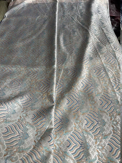 Tissu brocart à motif vagues océaniques : jacquard de rayonne de soie blanc argenté, 140 cm de large