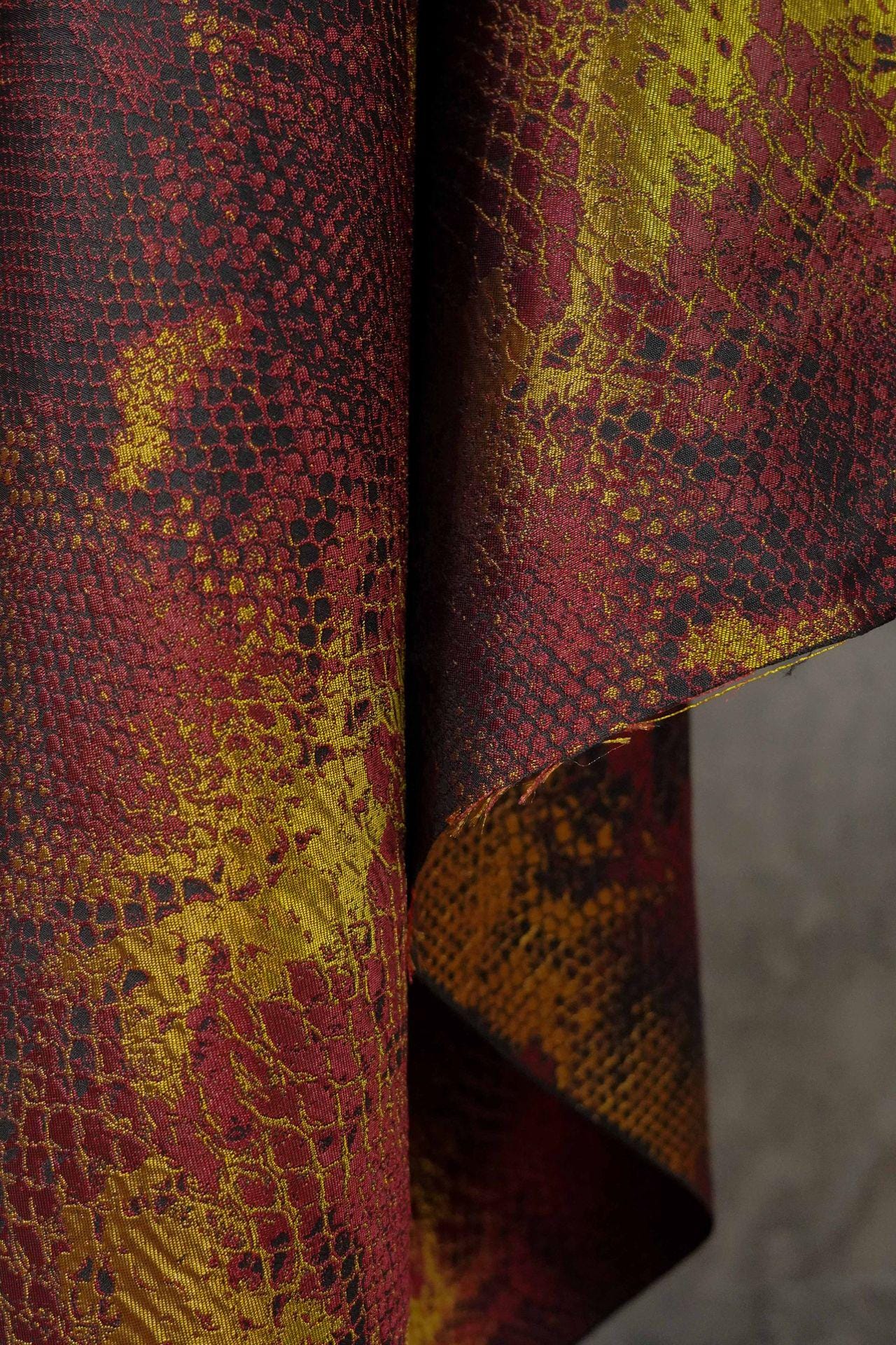 Tissu jacquard imitation peau de serpent : 60 pouces de large, tissu tissé tendance