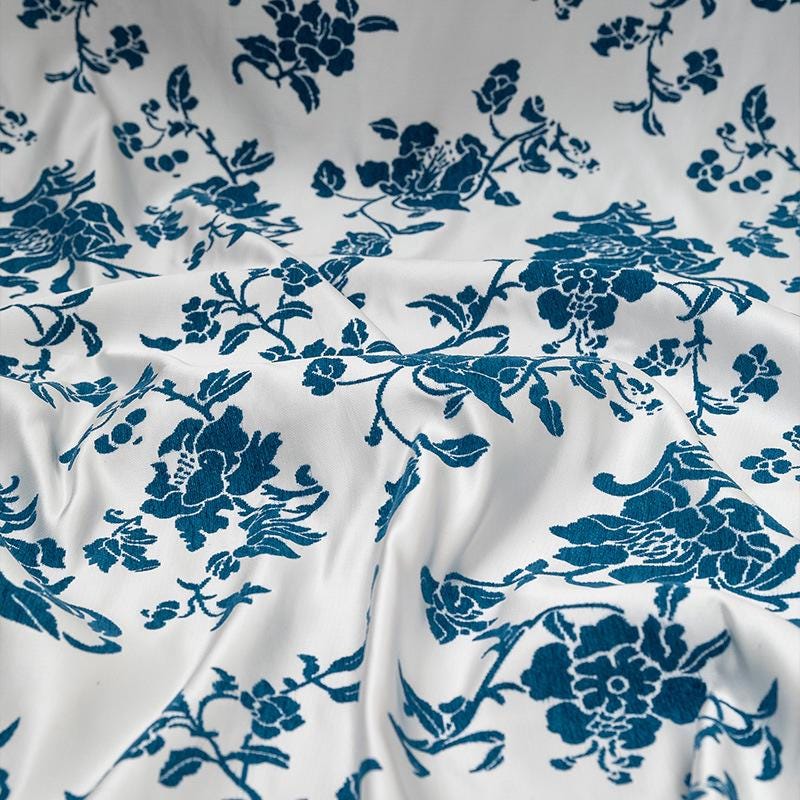 Brocart de soie brillant : motif de cuscute, largeur 147 cm (58 po) - Vendu au mètre