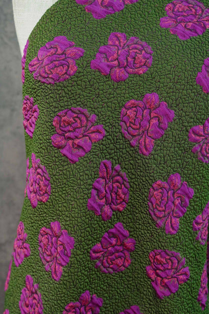 Tissu jacquard Rose Verte : Damas floral en relief 3D, 140 cm de large