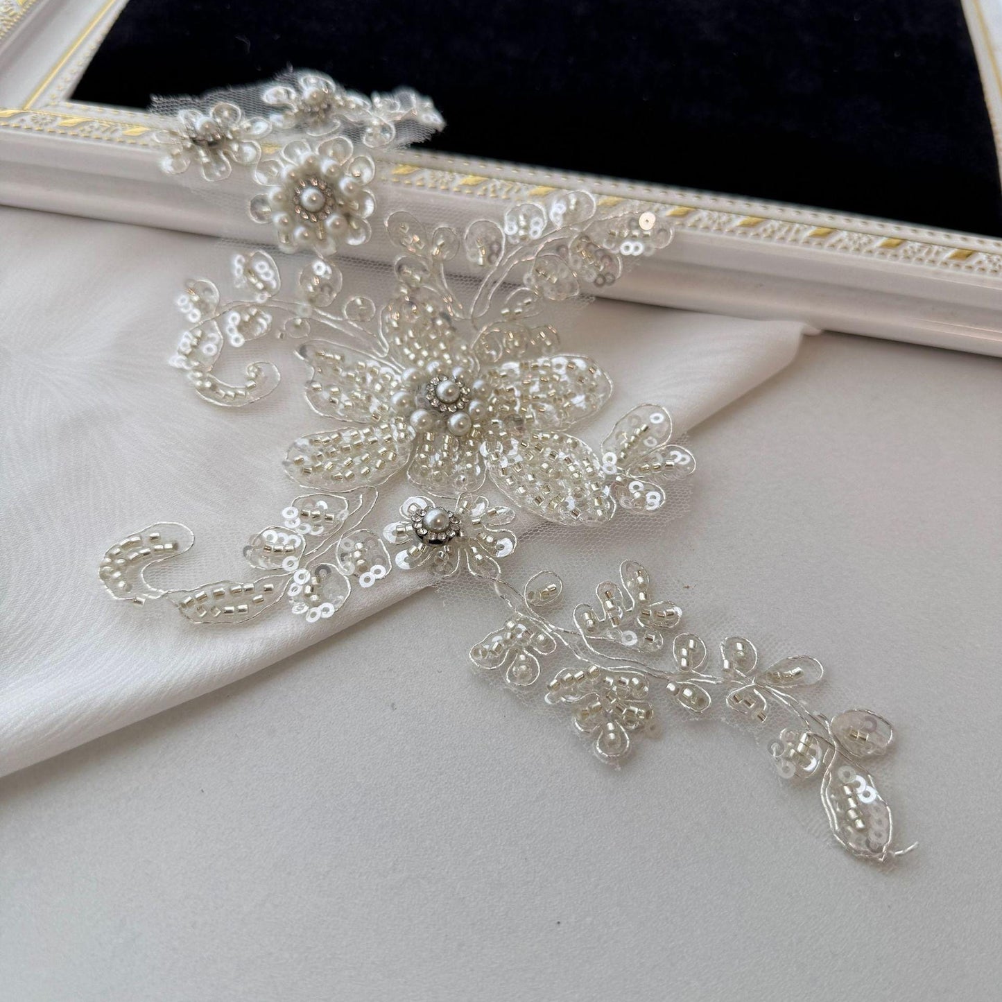 Applique en dentelle brodée de sequins argentés : voile de mariée, décoration de robe de mariée