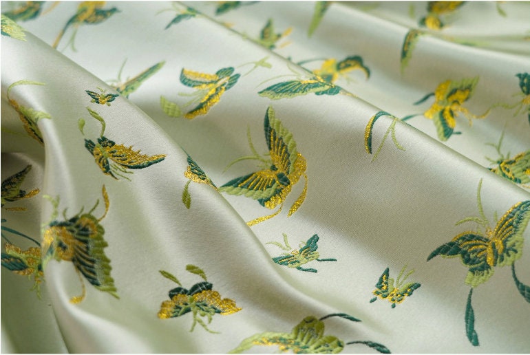 Tissu brocart vert clair à motifs papillons : robe tibétaine, cheongsam, décoration - 150 cm de large
