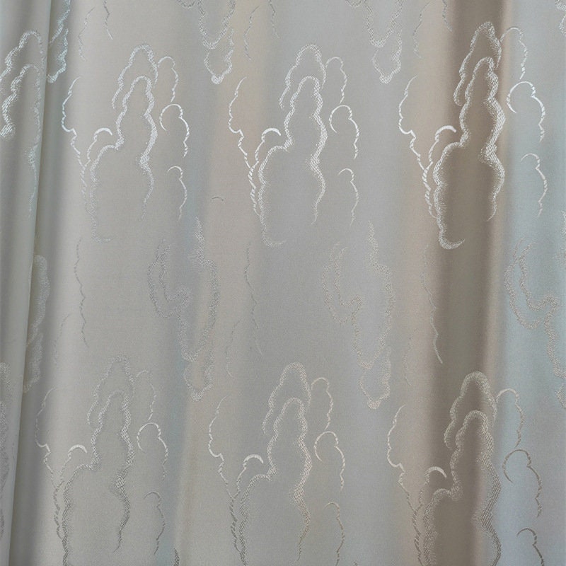 Tissu brocart floral métallisé blanc : rayonne de 114 cm de large, vendu au mètre