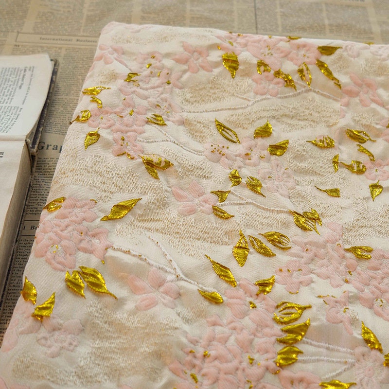 Tissu jacquard floral à fils dorés : 130 cm de large, pour l’ameublement et la confection de costumes