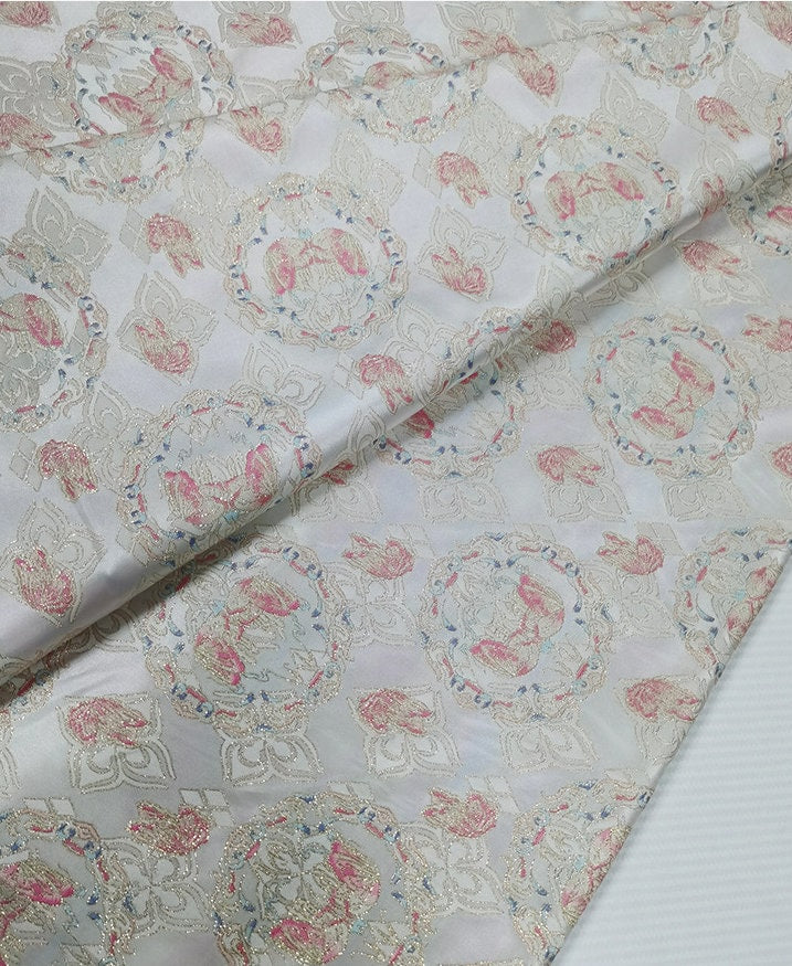 Tissu jacquard vintage : motif papillon et fleur en fil doré, 145 cm de large - au mètre