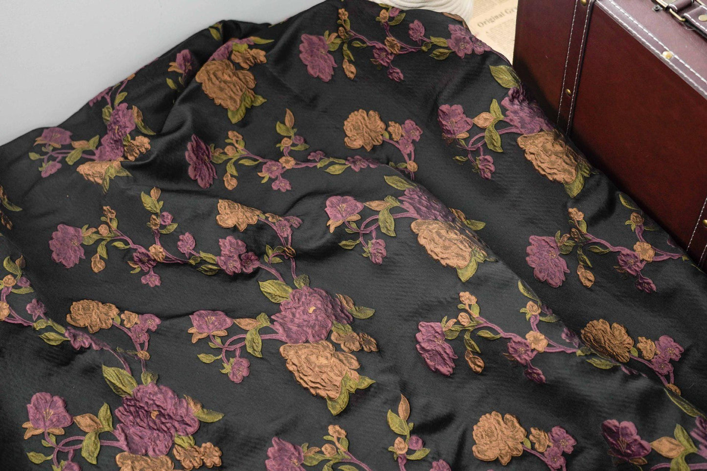 Tissu jacquard à motif floral et fils dorés : Tissu de créateur Vintage Palace, 147 cm de large