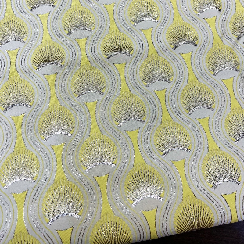 Tissu jacquard à motif plumes de paon : texture 3D avec fil doré (53 po de largeur)