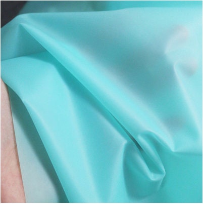 Tissu TPU transparent turquoise : matériau imperméable pour imperméable, 124 cm de large