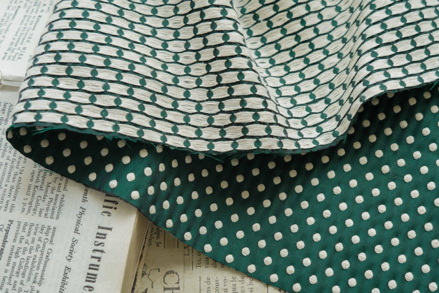 Tissu jacquard réversible : pois verts et blancs, 165 cm de large