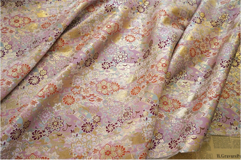Tissu brocart japonais à fil d'or : Damas floral de bon augure (largeur 60")