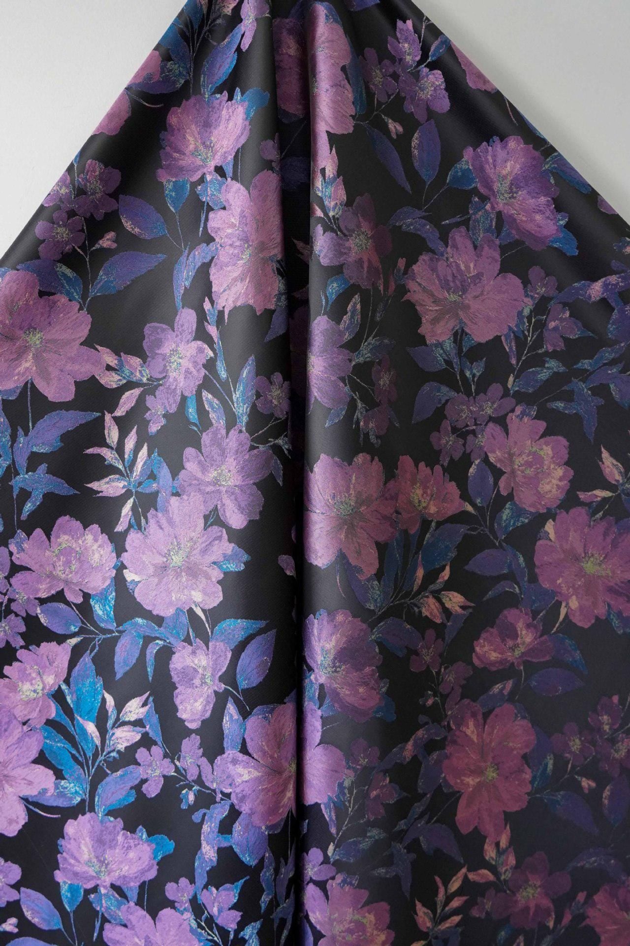 Tissu noir style vintage à motif floral violet tissé, largeur 57 pouces