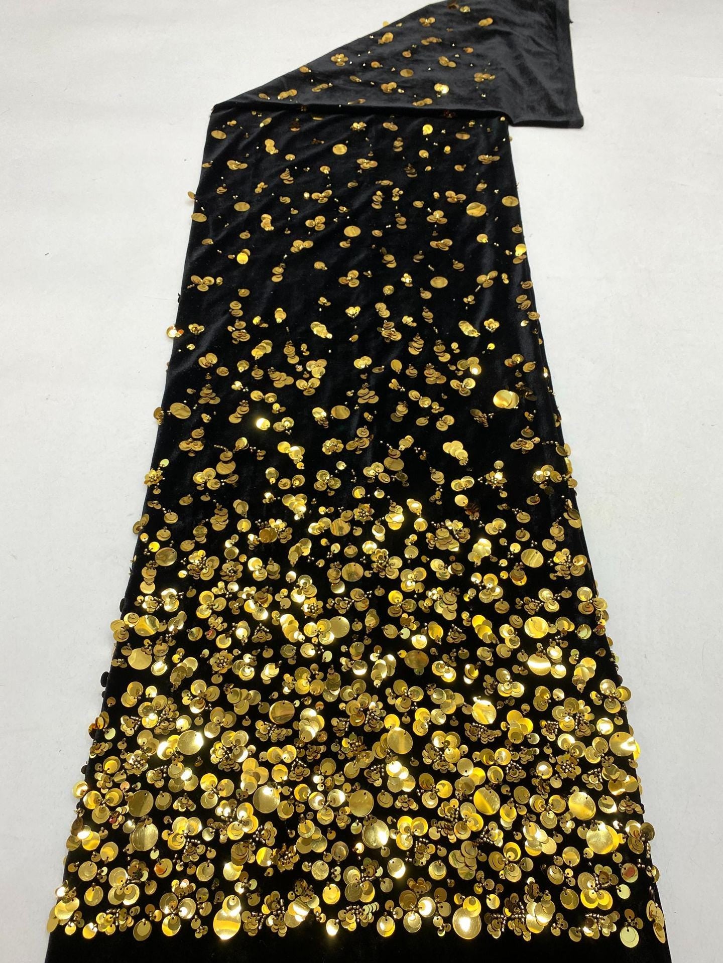 Tissu velours à sequins et perles : broderie dégradée, 124 cm de large