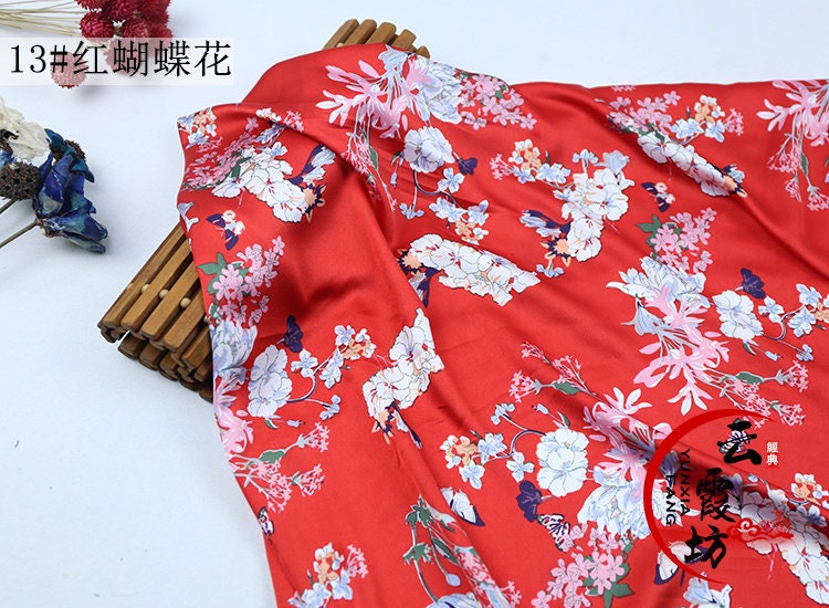 Tissu satiné imprimé floral : matière polyester douce, largeur 150 cm