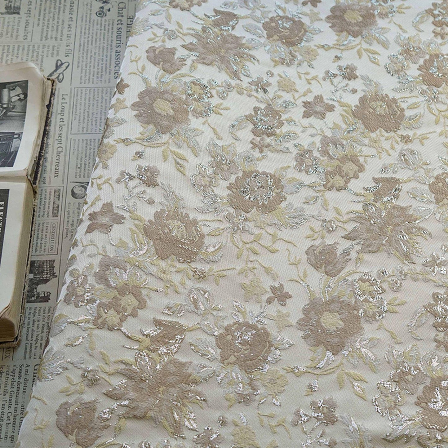 Tissu jacquard à fil argenté : tissu d'ameublement 3D vintage et pour robes de bal
