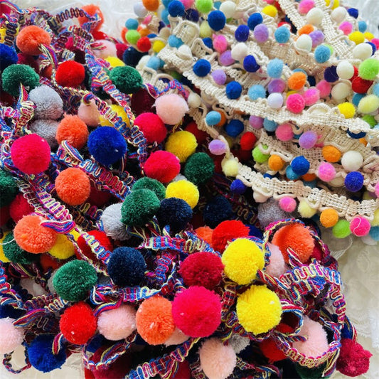 Bordure à pompons colorés : dentelle à franges style shabby chic, décoration à faire soi-même