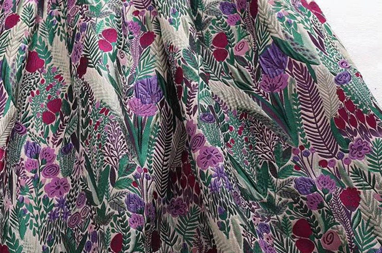 Tissu jacquard à motif floral : mélange de rayonne et de polyester teint en fil, 137 cm de large