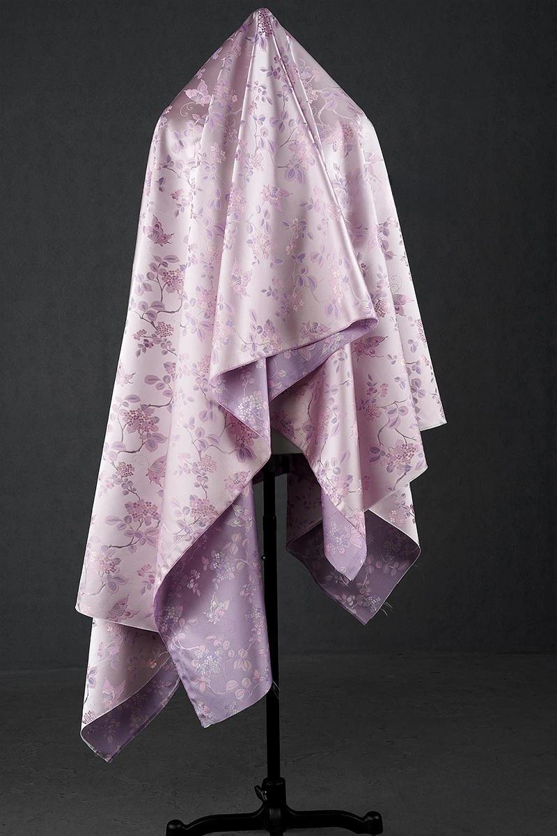 Tissu brocart jacquard à motifs papillons : damas de soie et rayonne de 150 cm de large, pour la décoration de costumes.