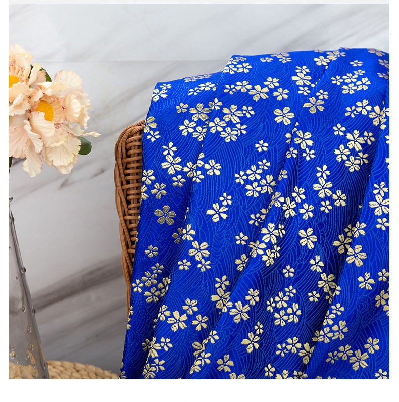 Tissu brocart Sakura : mélange soie-rayonne de 150 cm de large, motif vagues tonitruantes