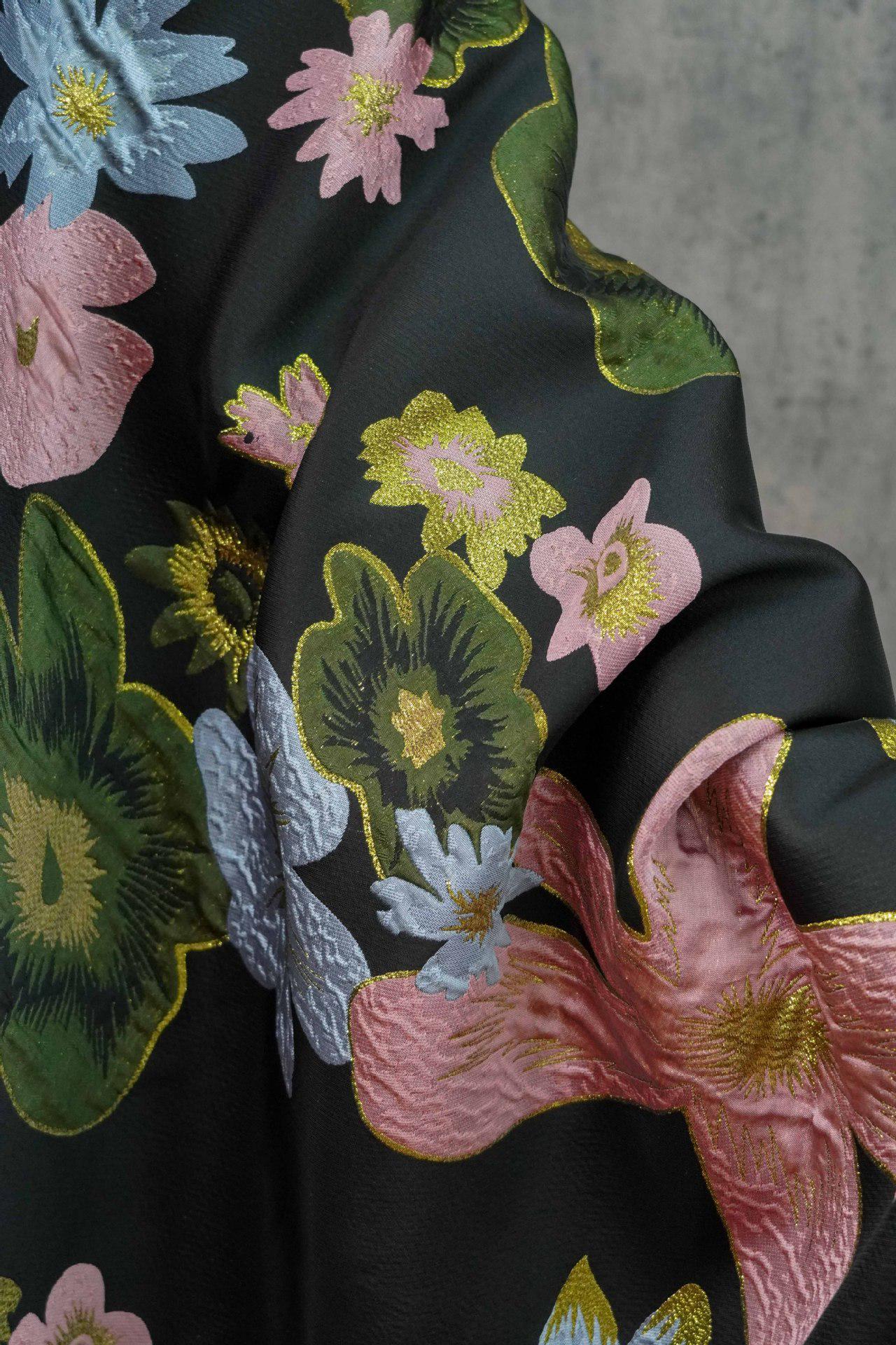 Tissu brocart floral à fils d'or : Robe élégante, ameublement et décoration d'intérieur