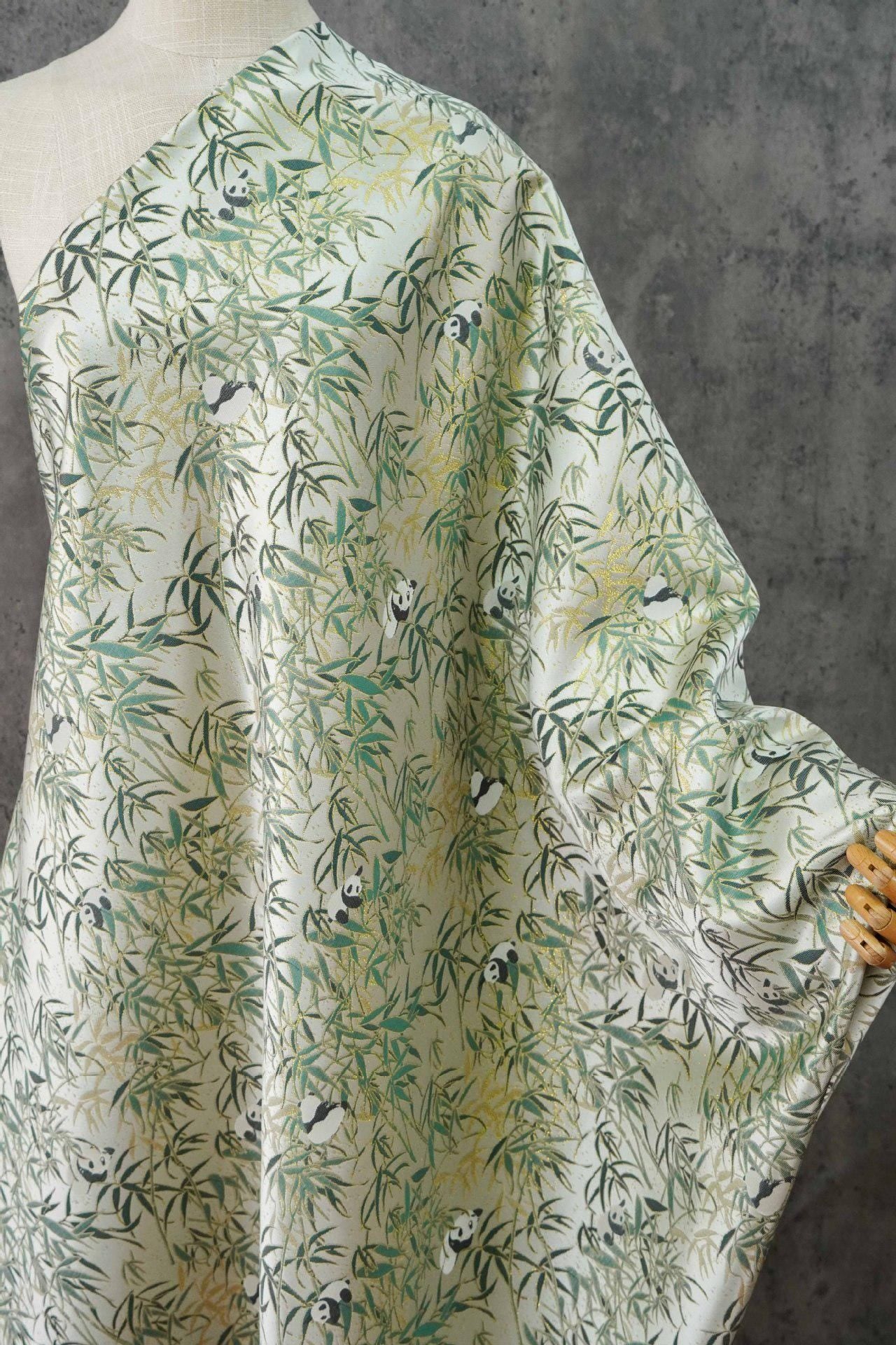 Tissu jacquard double face à motif de feuilles de bambou panda avec fils dorés, largeur 60 pouces