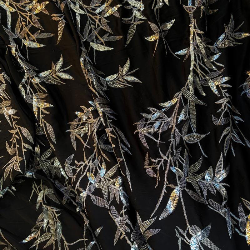 Tissu brodé de perles et de sequins ��� Patte de bambou large