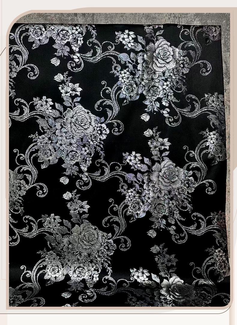 Tissu brocart jacquard noir : motif floral blanc nacré en relief, 150 cm de large
