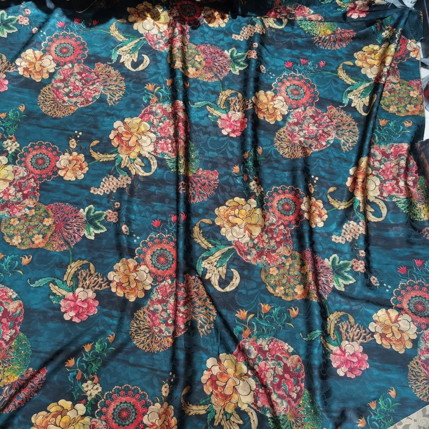 Tissu satiné turquoise à motif floral : imprimé volière léger, 147 cm de large